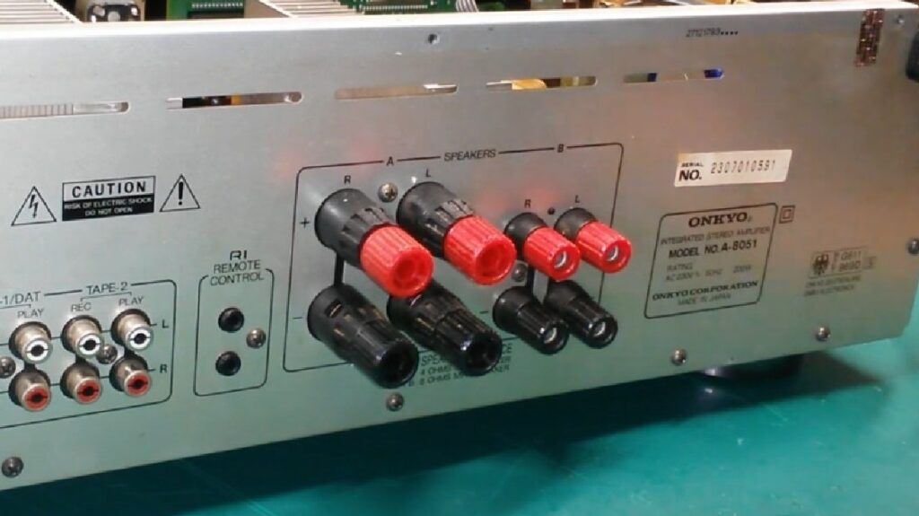 Терминалы усилителя Onkyo A-8051 для подключения акустики